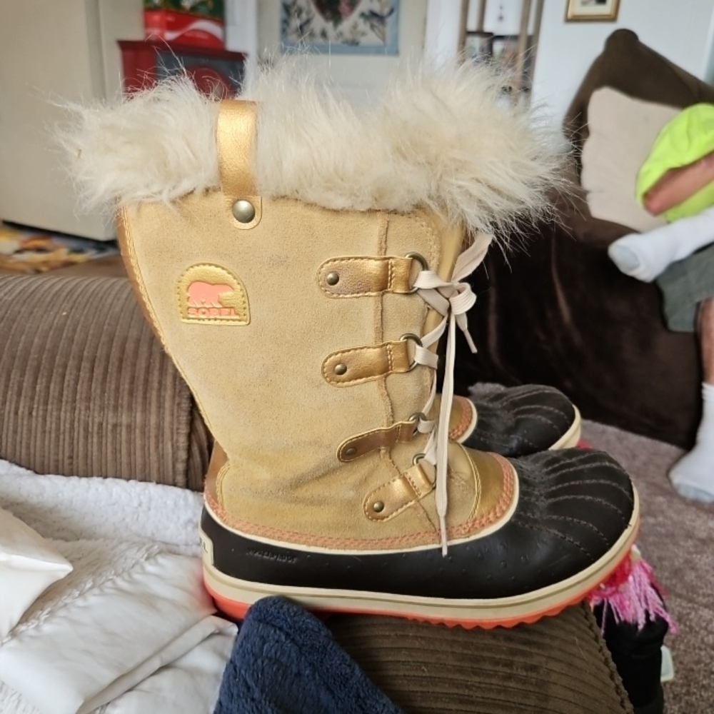 Sorel Tan W/Gold Faux Fur Sz 7  Winter Boots